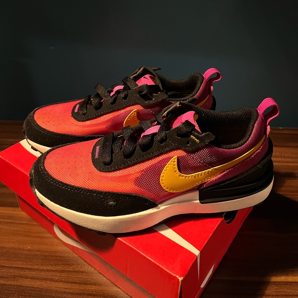 Nike Waffle One (ps) size 12 Fuscia/Gold